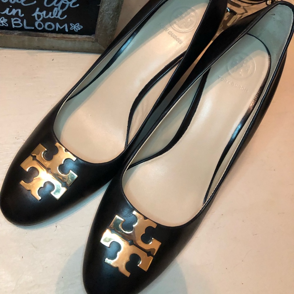 Tory Burch Chelsea Logo medallion Wedges